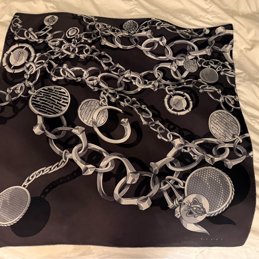 Gucci Dark Gray and Silver Chain Pattern Scarf - Picture 6 of 14